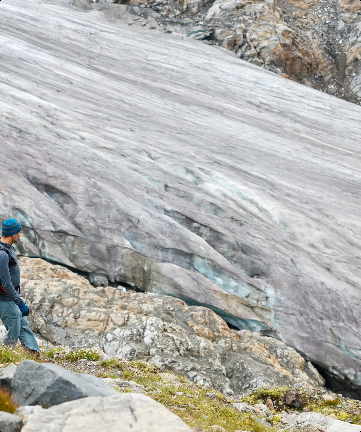 Ein Mann mit Rucksack wandert auf einem Gletscherfeld | © DAV/Marco Kost