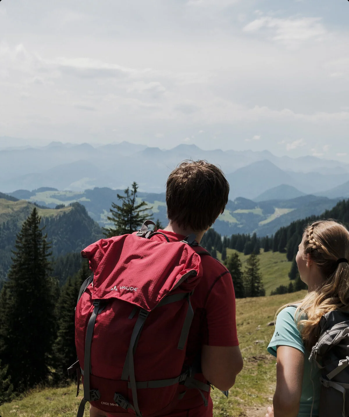 Ein Mann und eine Frau beim Wandern Wanderer in den Chiemgauer Alpen - sie genießen den Ausblick über mehrere Gipfel. | © DAV/Hans Herbig
