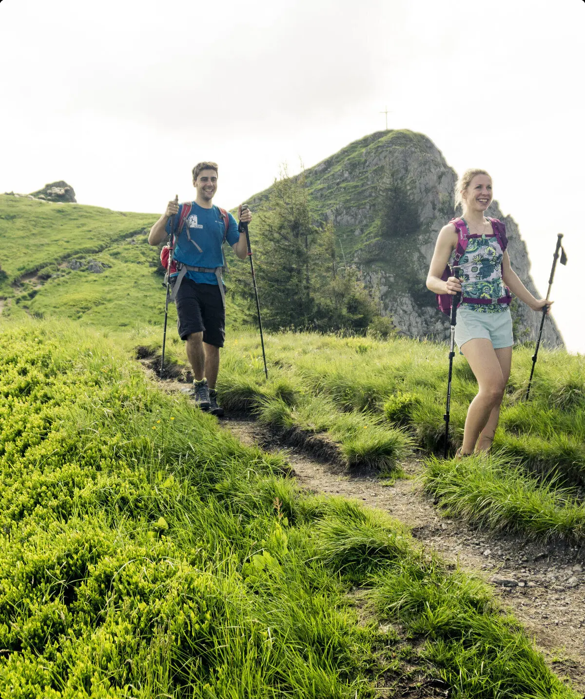 Zwei Wanderer auf den grünen Berghängen der Chiemgauer Alpen | © DAV/Hans Herbig