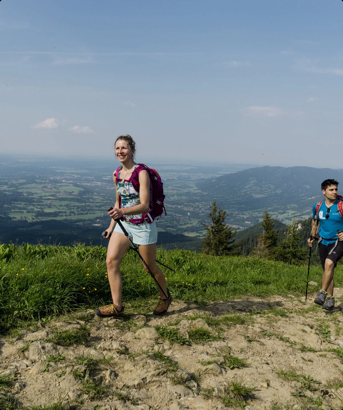 Drei Wanderer auf den grünen Berghängen der Chiemgauer Alpen | © DAV/Hans Herbig