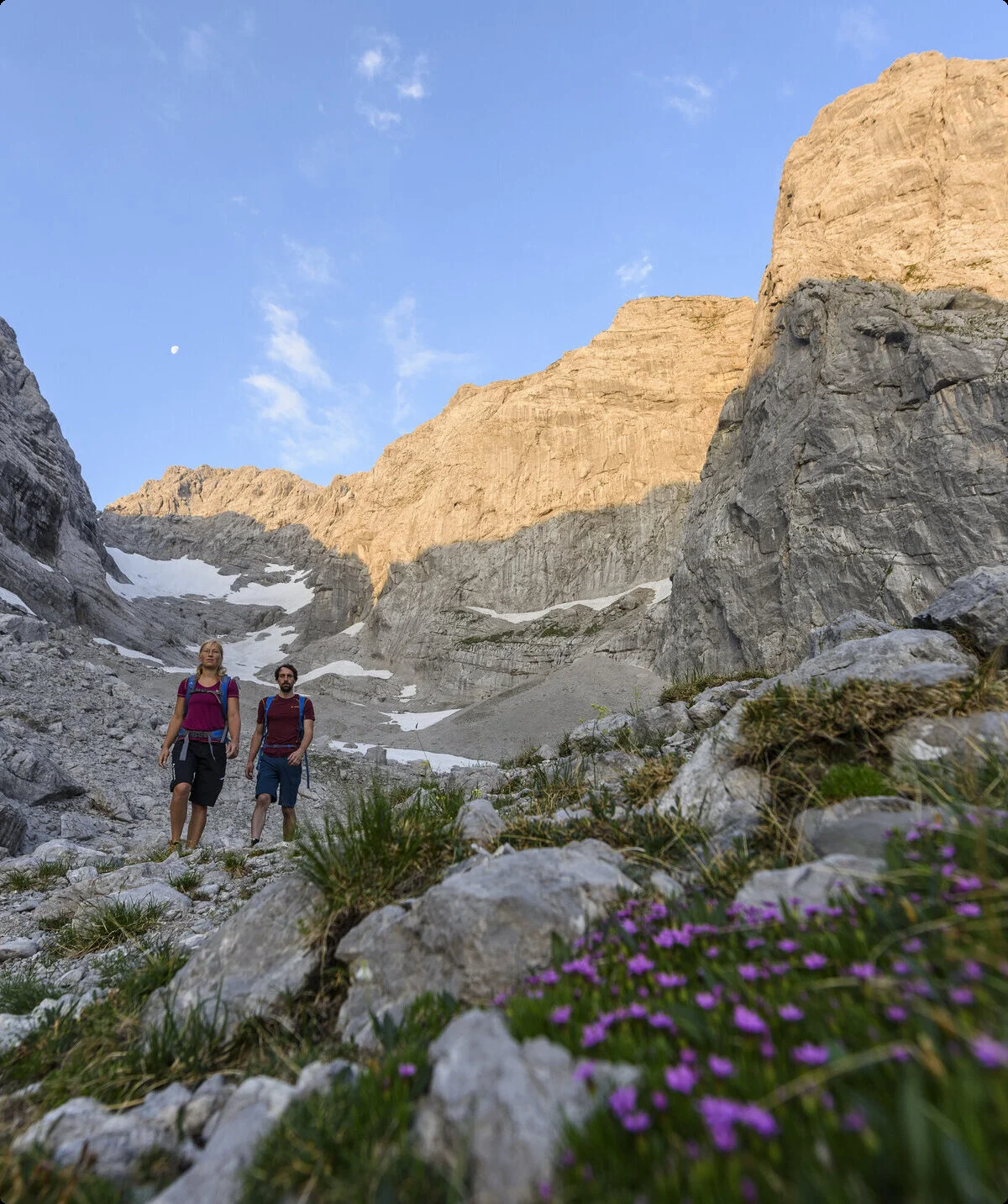Zwei Wanderer wandern über ein Geröllfeld | © DAV/Wolfgang Ehn