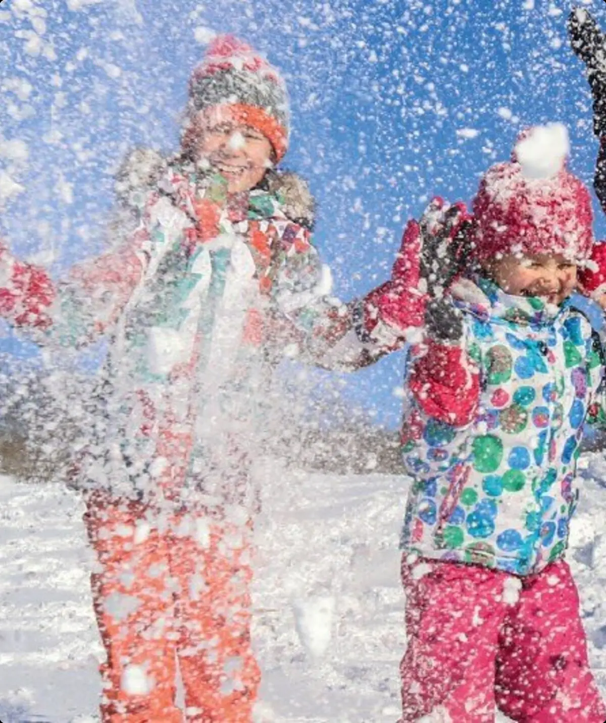 Foto aus der Kampagne des DAV: Raus ins echte Leben: Kinder werfen Schnee in die Luft | © DAV