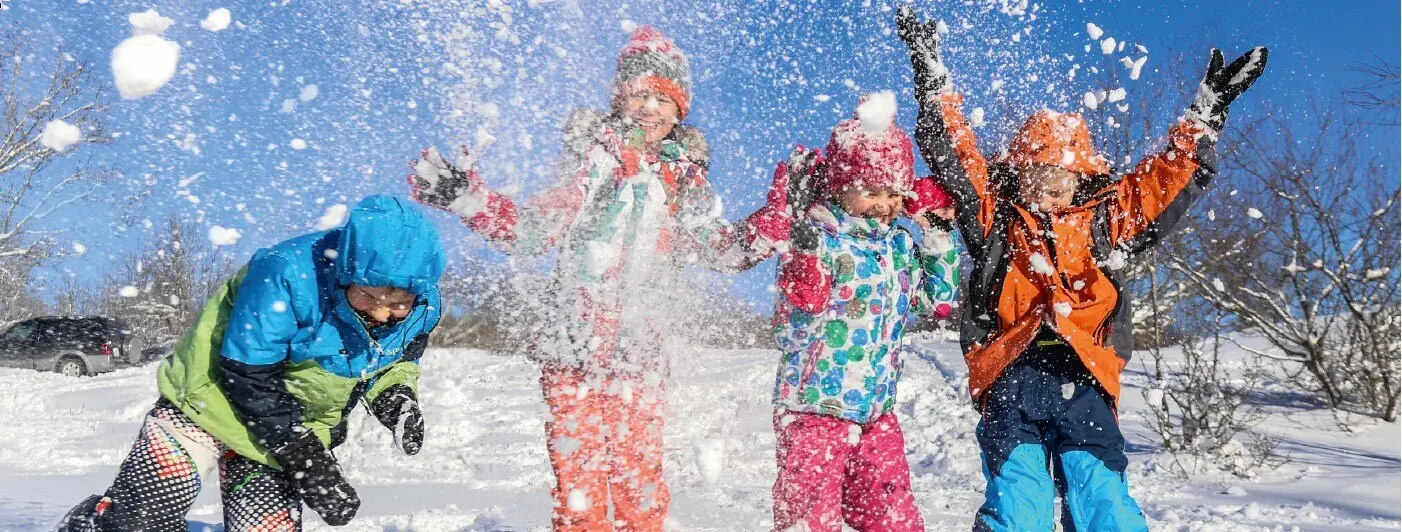 Foto aus der Kampagne des DAV: Raus ins echte Leben: Kinder werfen Schnee in die Luft | © DAV