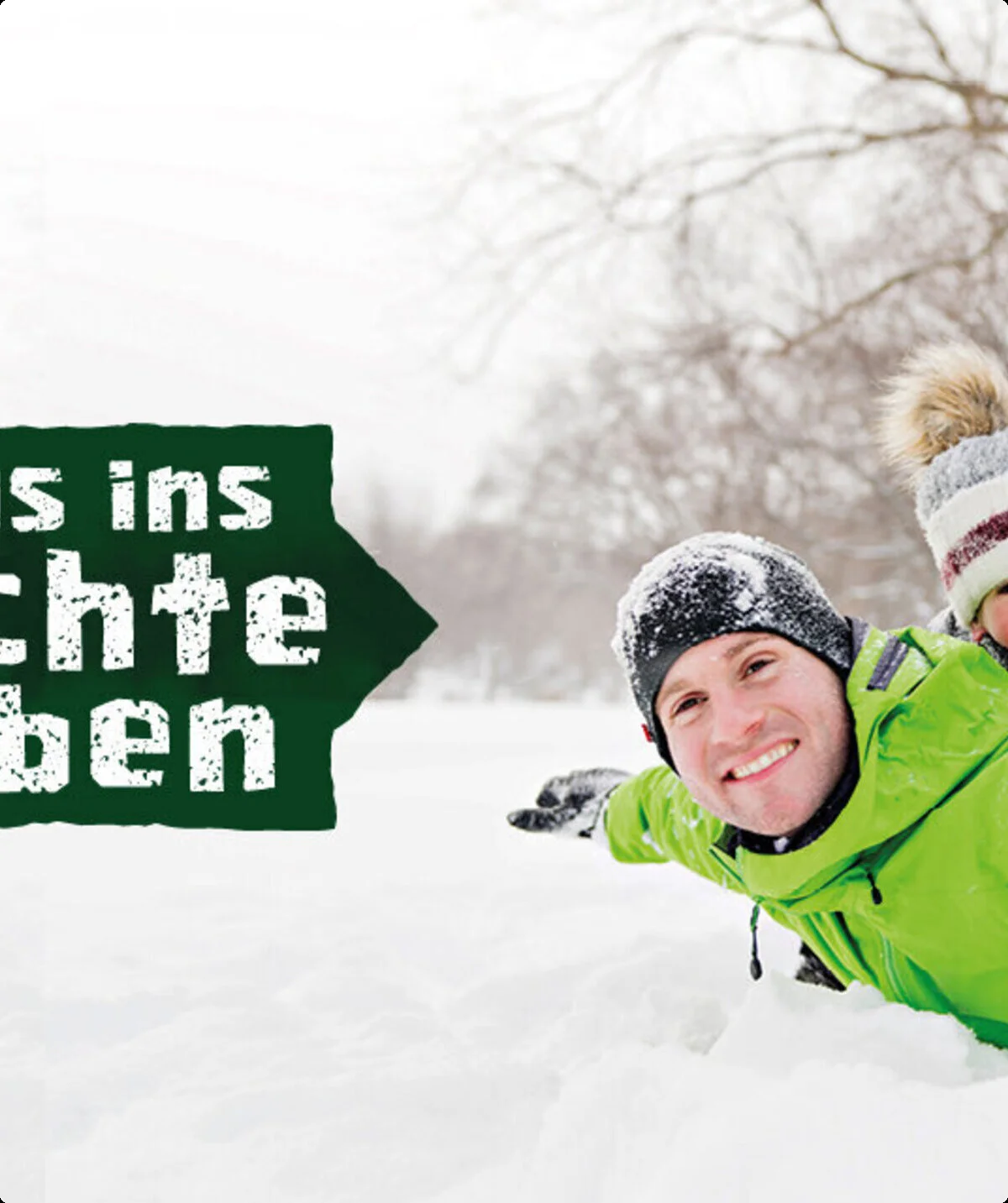 Foto aus der Kampagne des DAV: Raus ins echte Leben: eine Familie spielt im Schnee | © Pololia / Adobe Stock