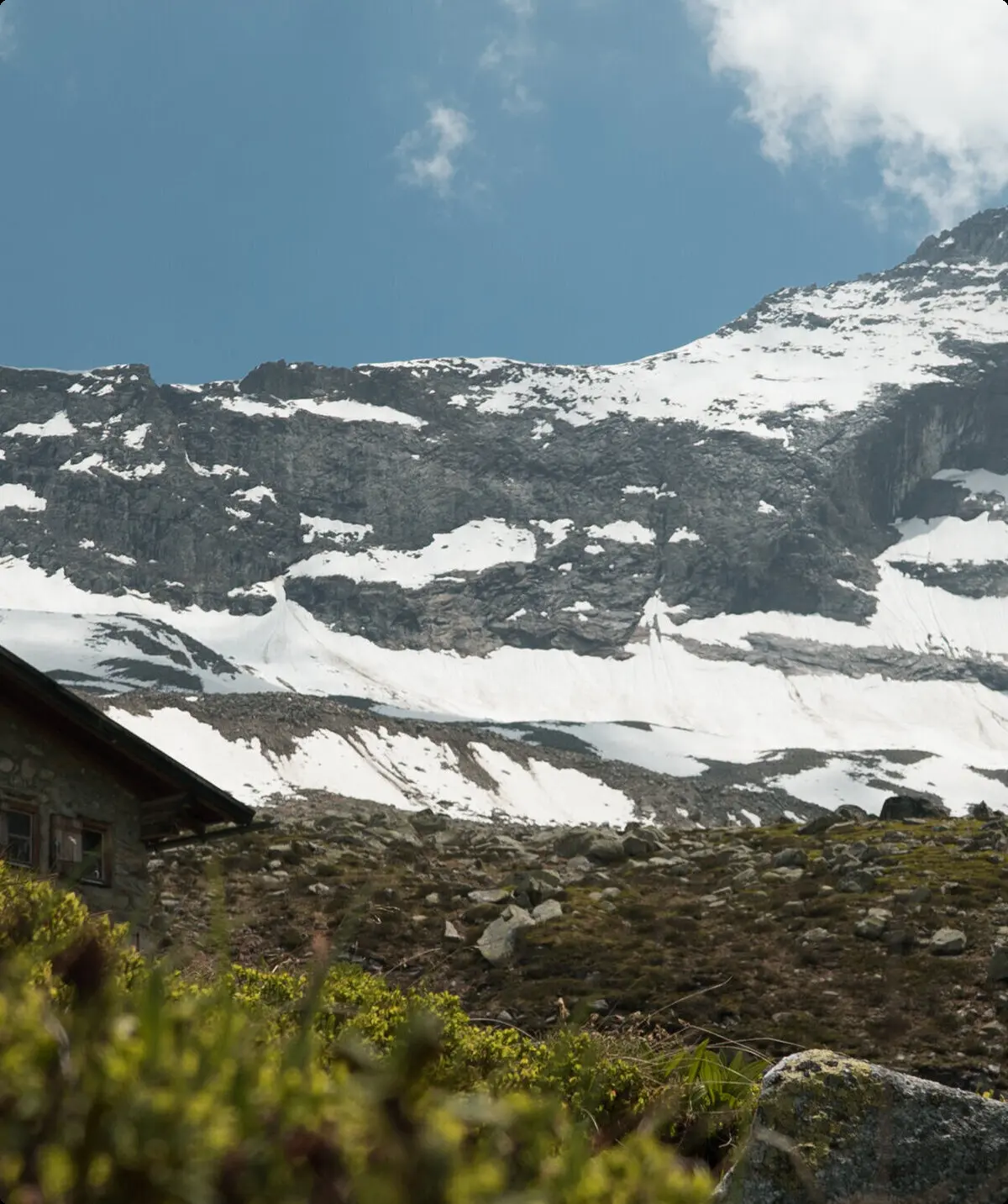 Schneebedeckte Berge, eine Hütte im Vordergrund | © DAV/Marcel Dambon