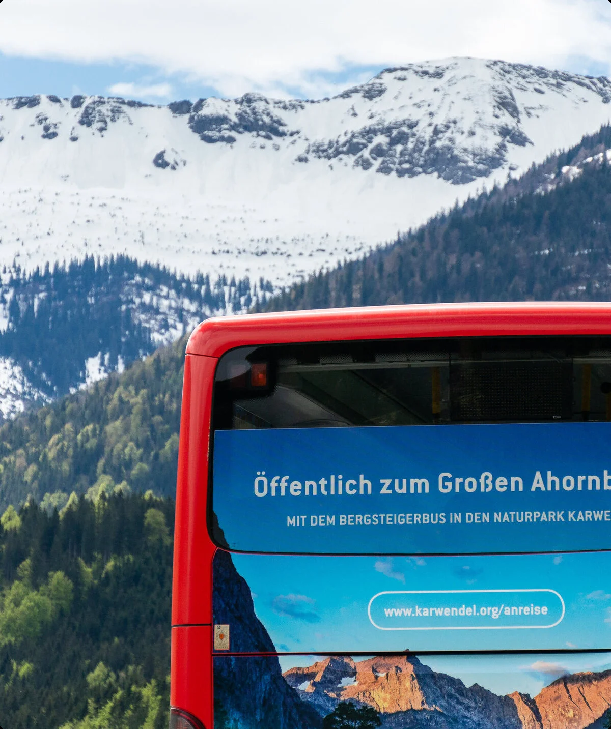 Der Bergsteigerbus – von hinten fotografiert -  fährt in die Alpen | © DAV/Tobias Hipp
